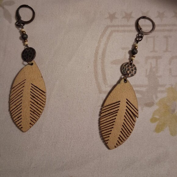 FLAX LEATHER LEAF EARRINGS - Picture 1 of 1